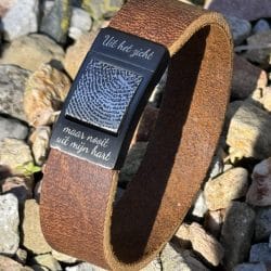 Vingerafdruk op leren armband gegraveerd