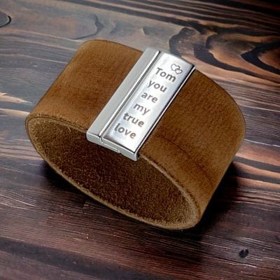 Brede leren armband + gravure (brons, goudkleurig of zilverkleurig) 3 Brede leren armband + gravure (brons, goudkleurig of zilverkleurig) - Afbeelding 3