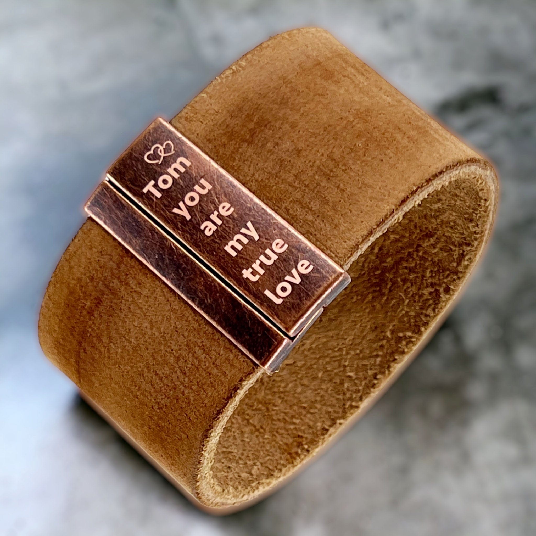 Brede leren armband + gravure (brons, goudkleurig of zilverkleurig) 1 Brede leren armband + gravure (brons, goudkleurig of zilverkleurig)