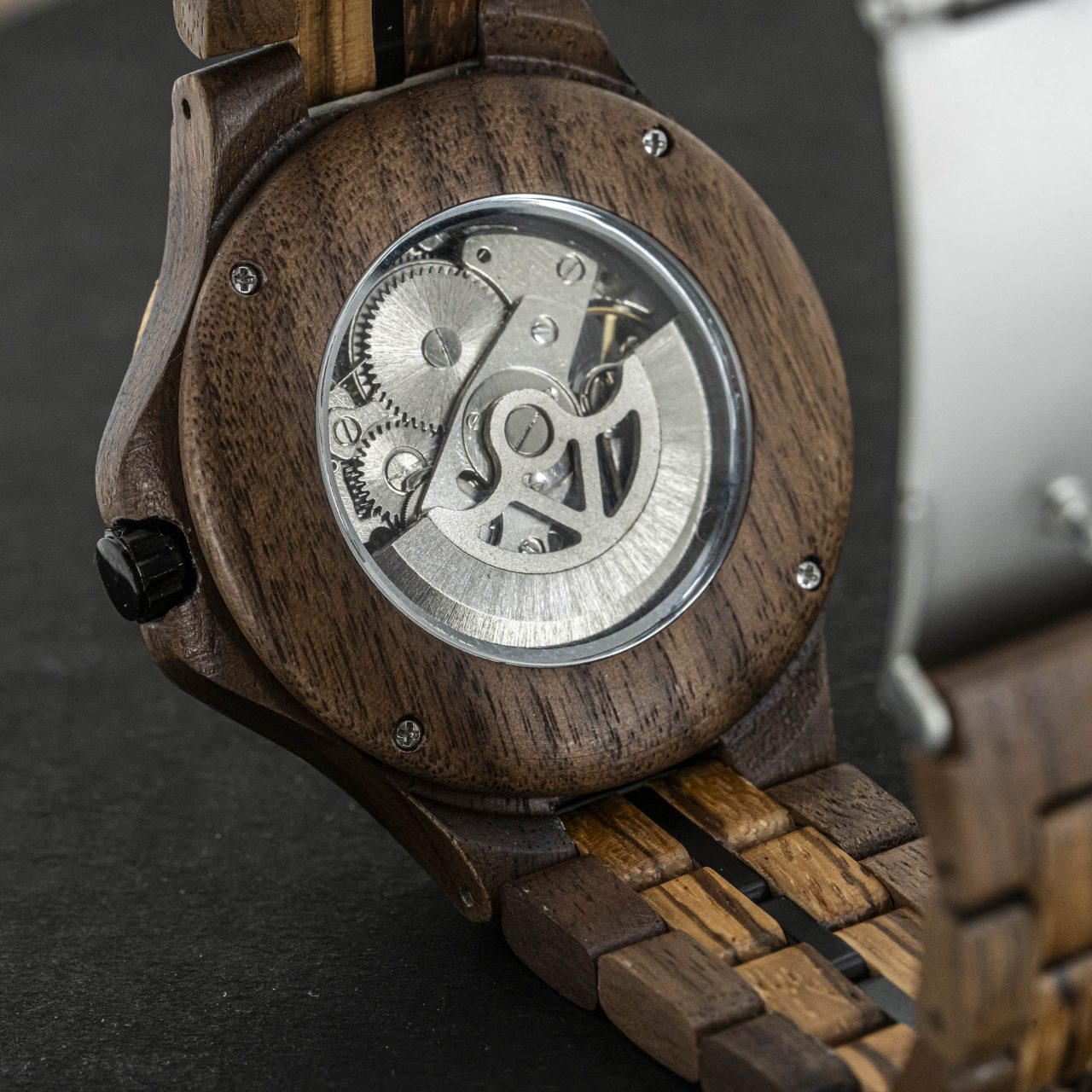 Heren Armbanden: De Ultieme Lijst Top 10 26 Classic TimberWood Houten heren horloge achterkant uurwerk