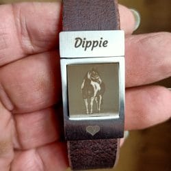 Dippie paarden foto op leren armband gegraveerd
