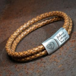 Reviews van Armband.nl en Armband.be 5 Dubbel gevlochten leren armband met hartjes en tekst gravure