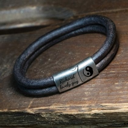Dubbel gevlochten zwart leren armband Yin-yang gravure
