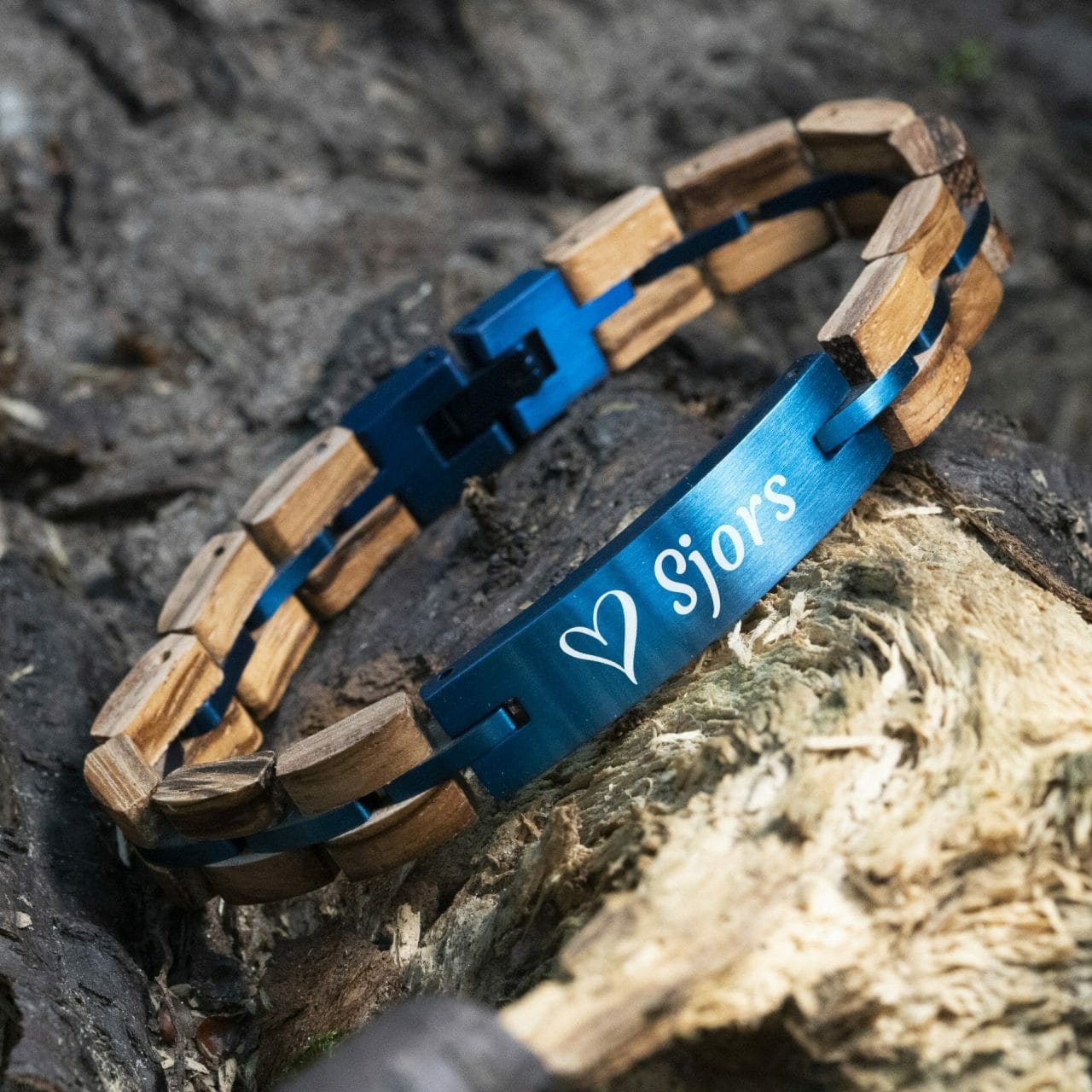 Ontwerp je eigen armband 10 Eigen naam gravure op blauwe TimberWood Houten armband