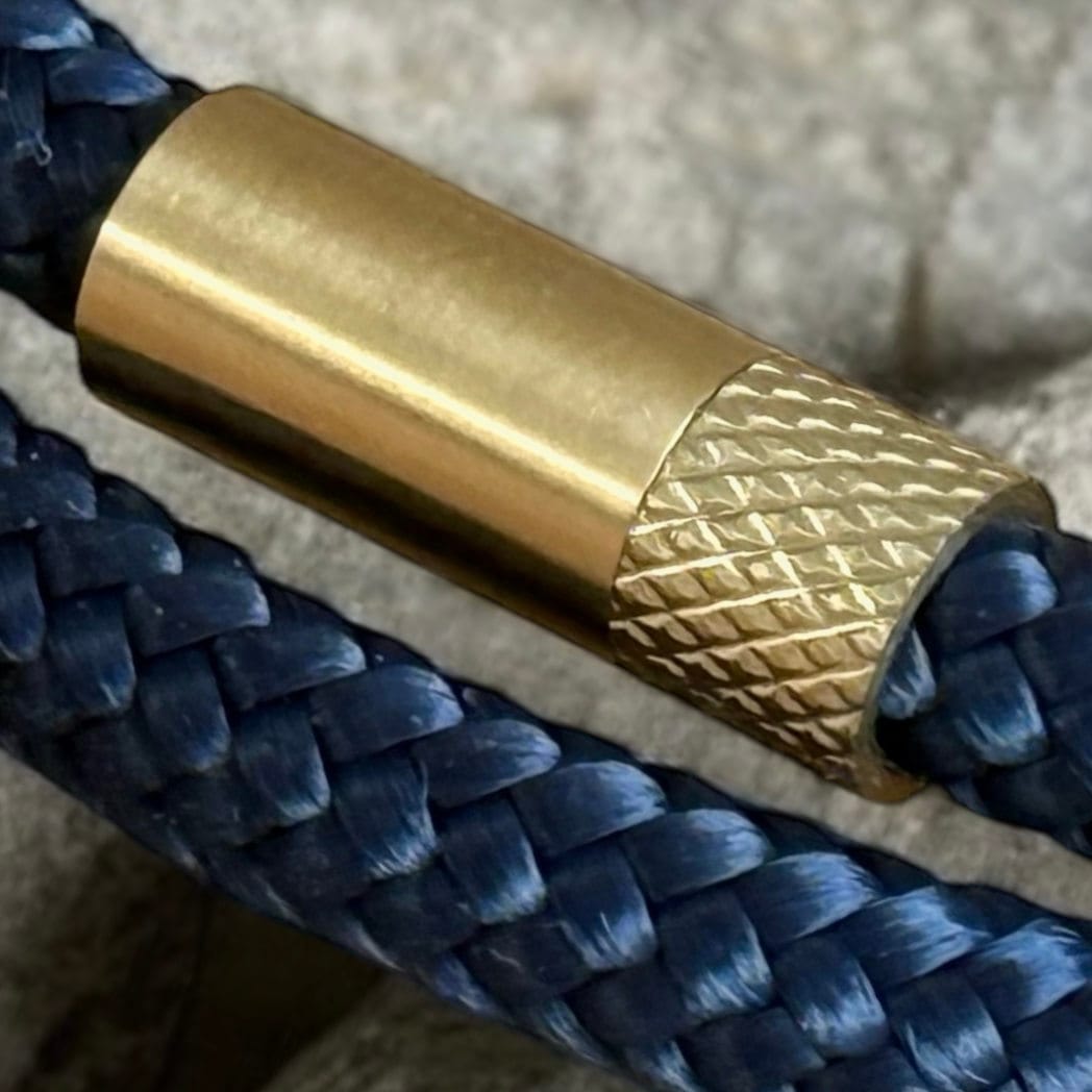Gouden paracord armband schakel op marine blauw touw