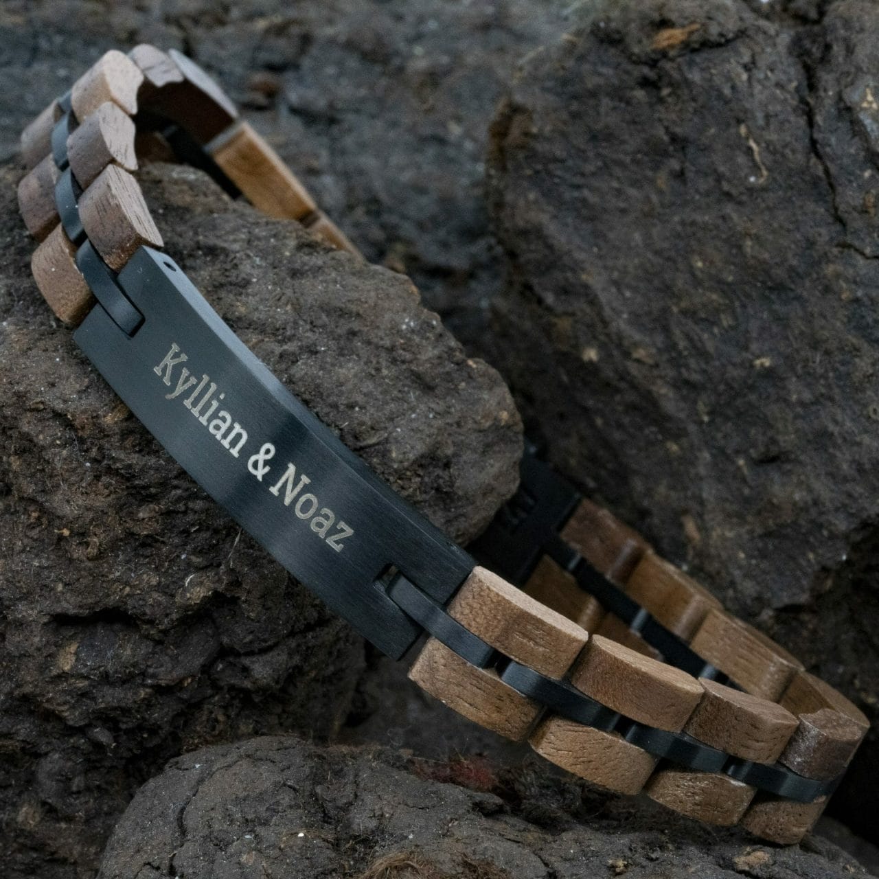 Ontwerp je eigen armband 2 Houten Walnoot armband zwart eigen tekst