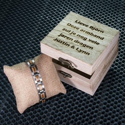 Houten doosje voor armband of horloge geschenkverpakking met eigen tekst gravure