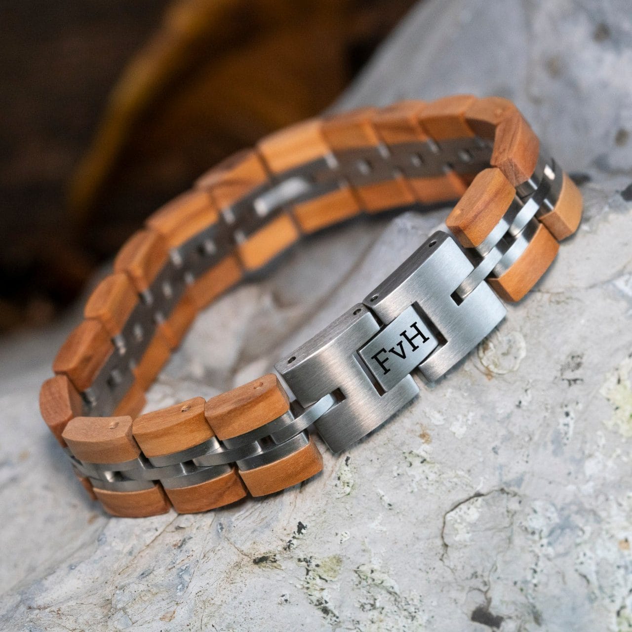 Ontwerp je eigen armband 1 Initialen olijfhouten armband TIMBERWOOD