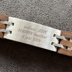 Endless love met datum op houten armband gegraveerd