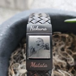 Hakuna Matata baby foto op armband gegraveerd