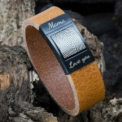 Reviews van Armband.nl en Armband.be 1 Moederdag Vingerafdruk Mama Papa gravure op leren Armband