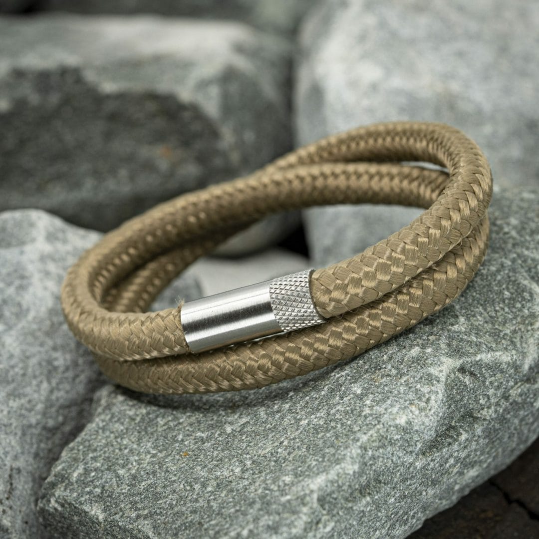 Wat zijn de voordelen van een paracord armband? 13 Navy™ Armband – Khaki Touw