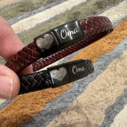 Dubbel gevlochten leren armband met hartjes en tekst gravure photo review