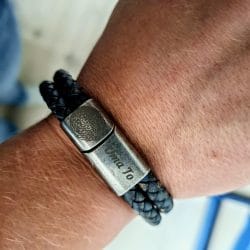 Dubbel gevlochten leren armband met hartjes en tekst gravure photo review