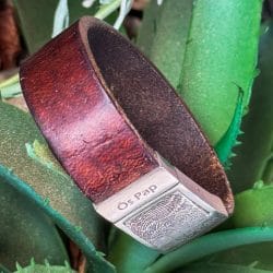 Vingerafdruk op armband 'ôs pap' gravure