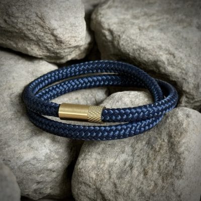 Gouden paracord armband op marine blauw touw