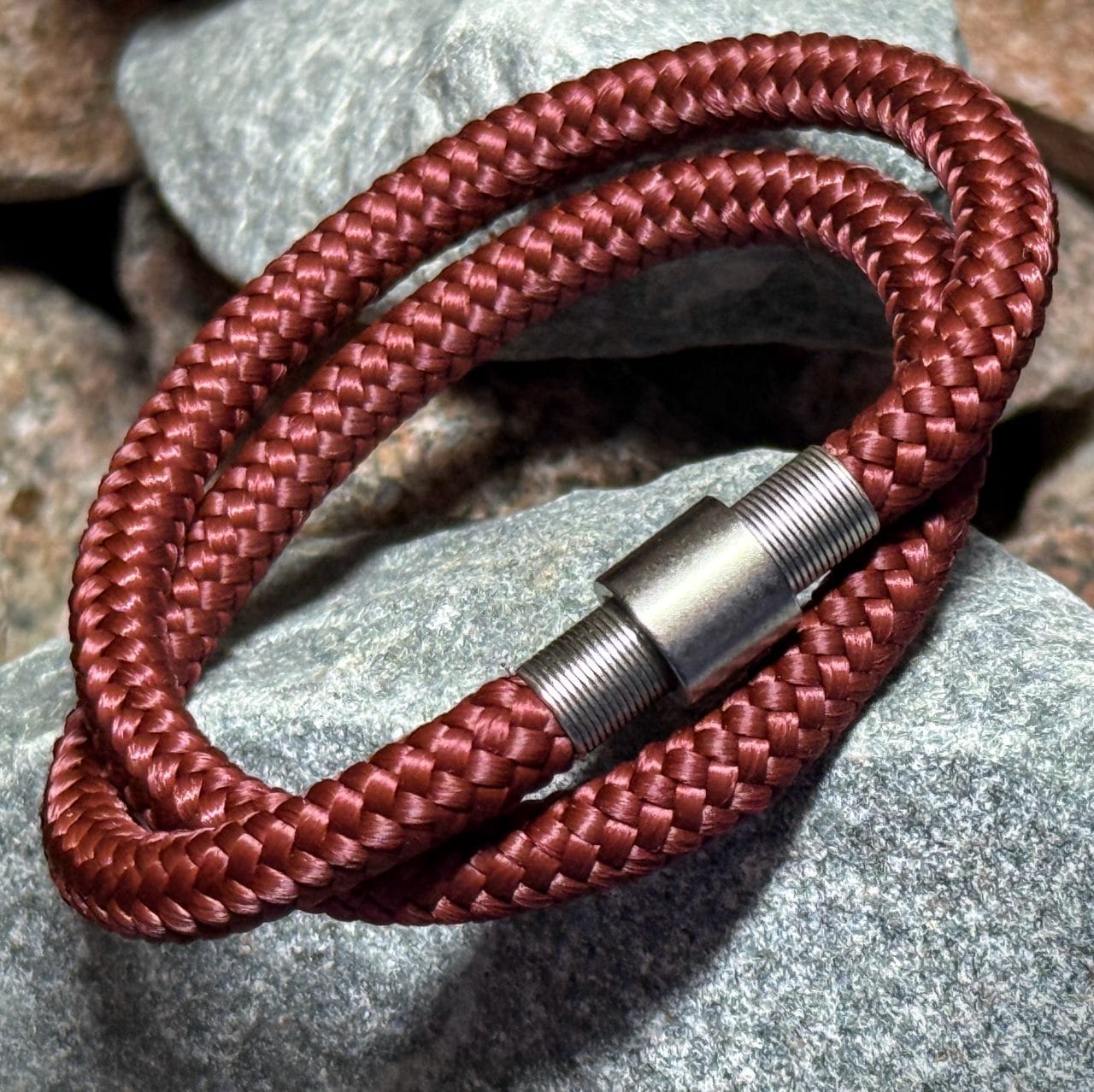 Rode touw armband met verweerde RVS schakel mogelijkheid tot eigen tekst gravure of initialen