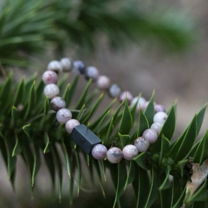 Roze Rhodoniet - Zwarte Kralen Armband