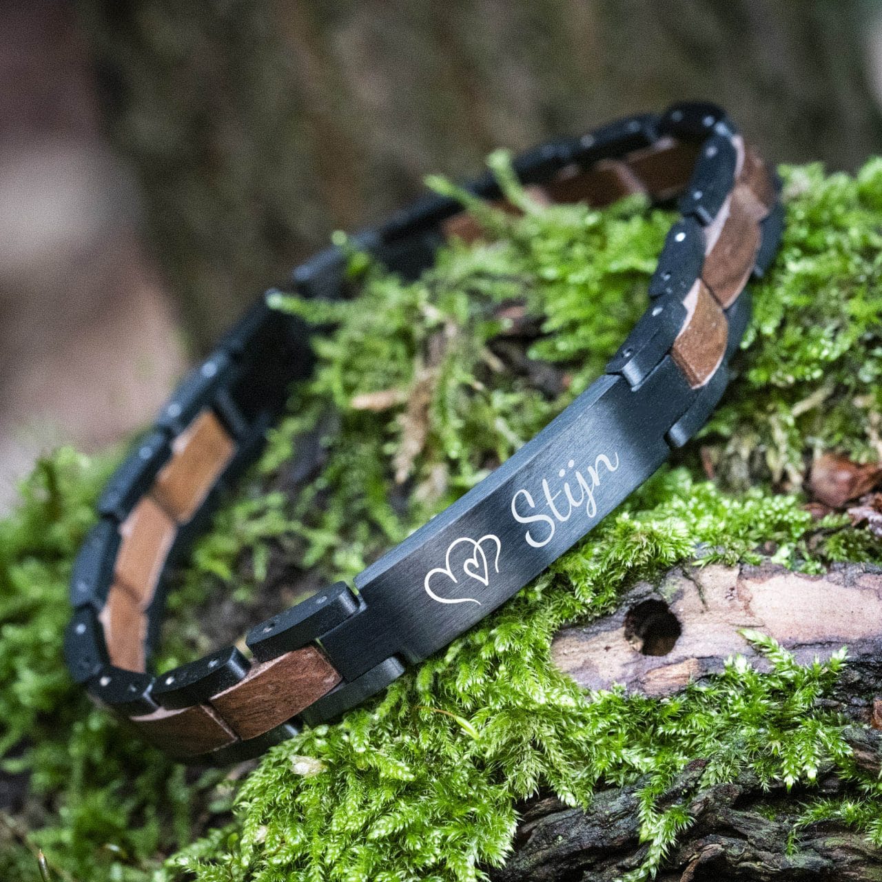 Ontwerp je eigen armband 5 Zwarte houten armband heren met gravure naam 'Stijn'