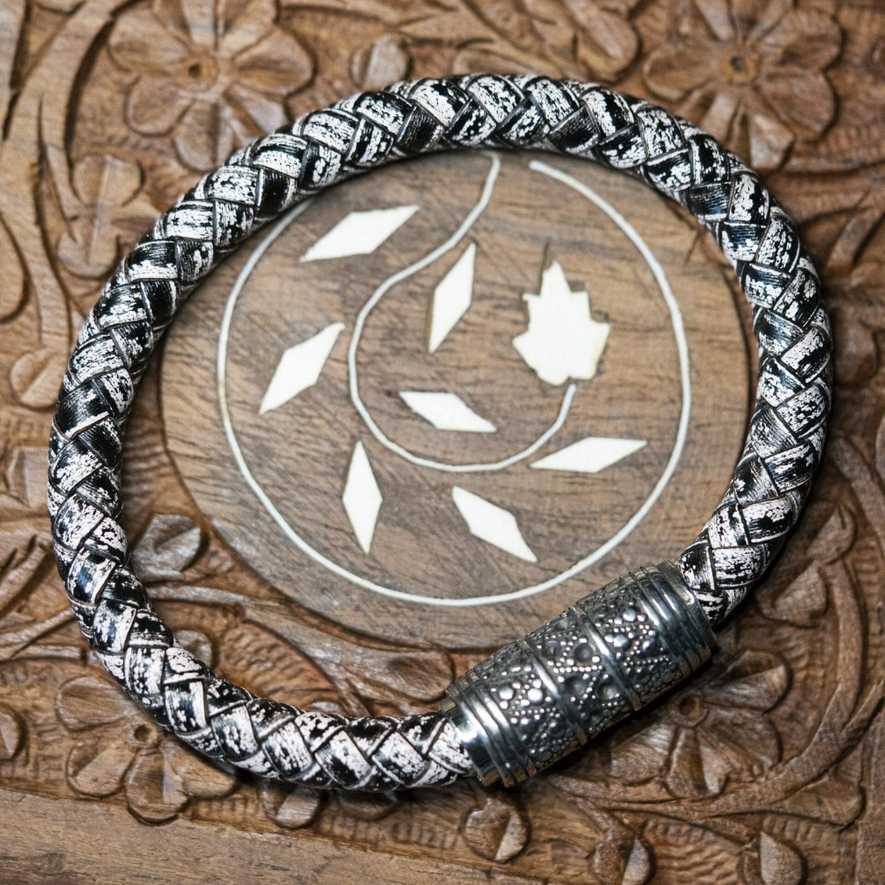 Heren Armbanden: De Ultieme Lijst Top 10 25 Viking Queen geweven wit leren Armband