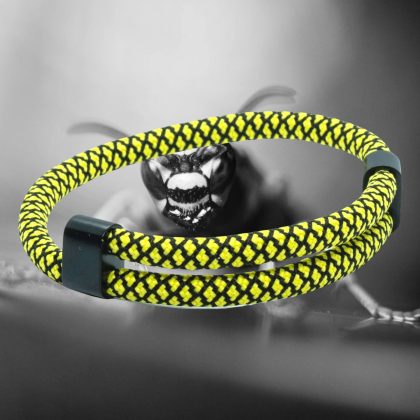 een geel en zwart touw armbandje