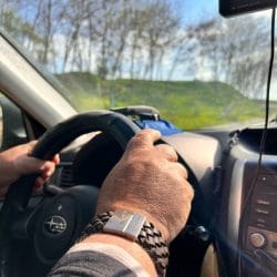 foto op armband gedragen door man