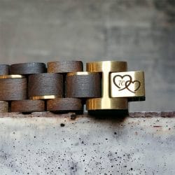 Hartjes gravure op houten armband sluiting