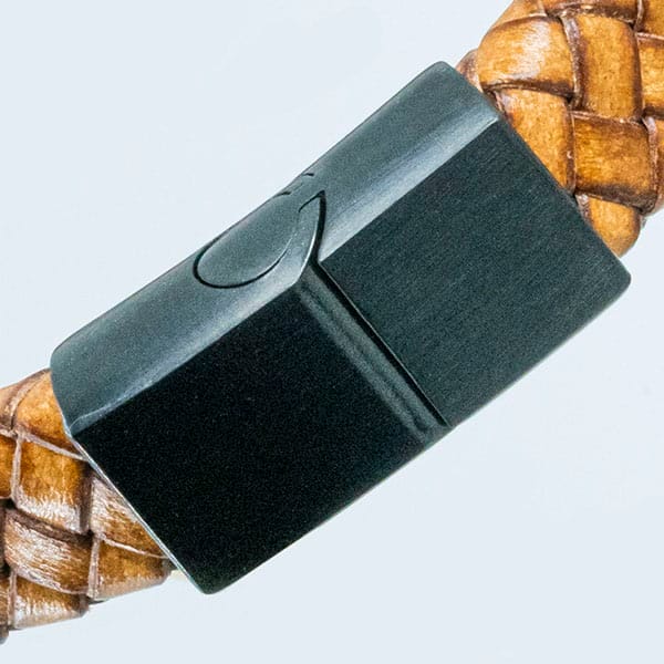 Zwarte metalen sluiting voor armband met gravure