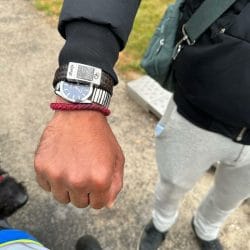 vingerafdruk op armband gedragen door heren