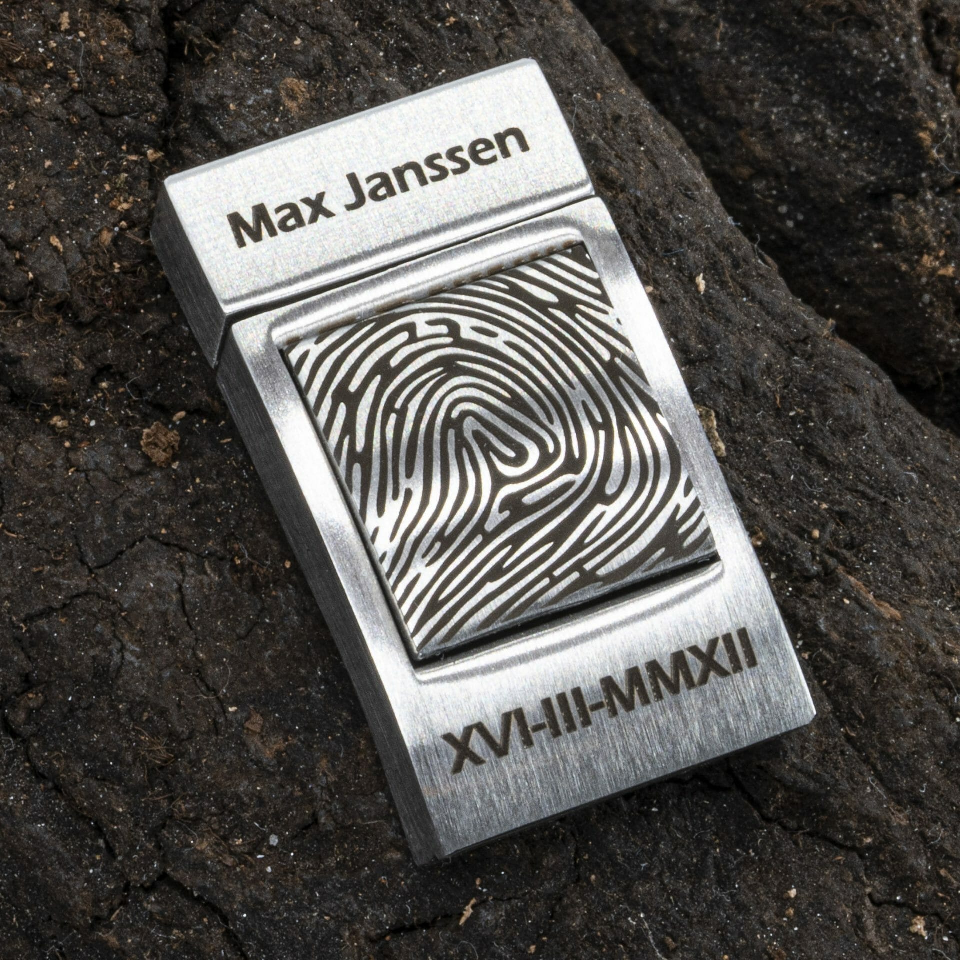 vingerafdruk op armband met namen